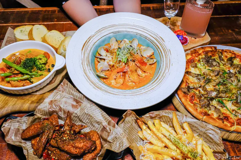 濃厚西部牛仔風薩克森餐酒館，蒜苗鹹豬肉披薩融入台式口味，風味雞翅麻香辣涮嘴！