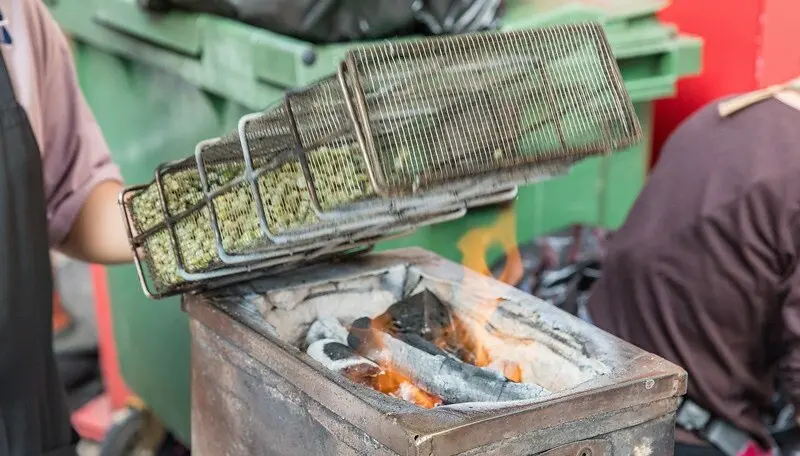 【基隆老味道之二十八】基隆五十年絕味零食「放屁豆」.手工碳火烤豌豆.胡椒辣粉必灑