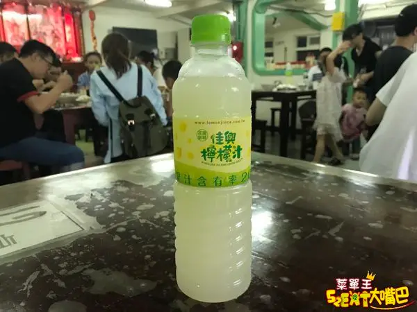 花蓮新城美食煉乳檸檬汁》佳興冰果室菜單價位大公開！風靡全台的煉乳檸檬汁～推薦煉乳檸檬汁、什錦炒麵、生炒花枝。