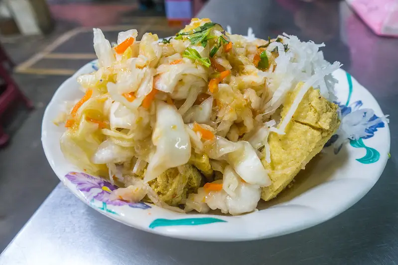 | Taiwan Hualien 台灣 花蓮 花蓮縣 玉里鎮 ☻ 玉里橋頭臭豆腐 | 超人氣排隊美食 . 外酥內嫩的臭豆腐 . 泡菜竟然加了九層塔及蘿蔔絲超清爽