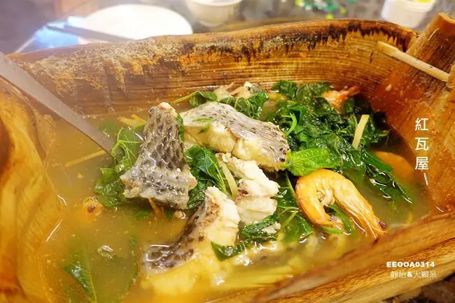 花蓮原住民特色美食 ▶ 紅瓦屋老地方文化美食餐廳 ▶ 真的有石頭的原住民石頭火鍋 鹽烤魚、野菜拼盤、烤鹹豬肉 原住民風味餐