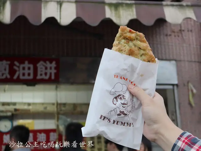 宜蘭頭城必吃『頂埔阿嬤蔥油餅』宜蘭美食/小吃/紅茶、奶茶一杯只要10元