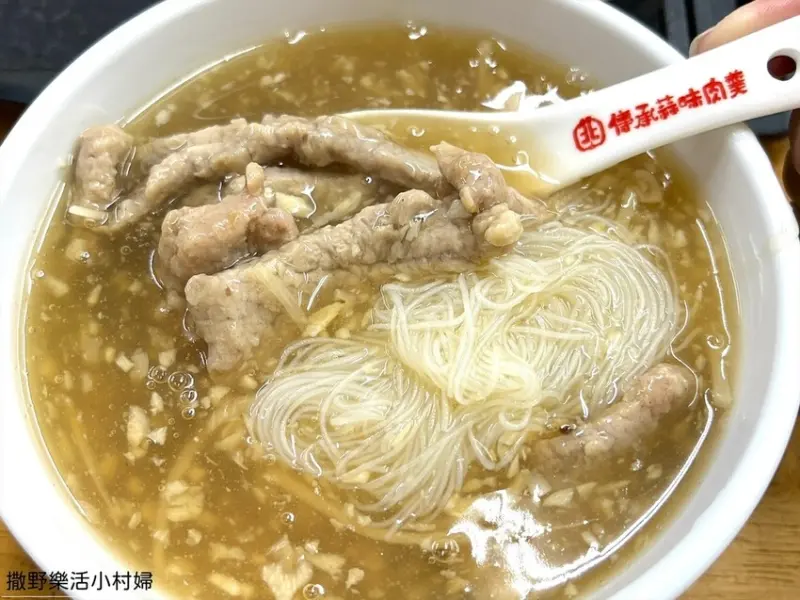 蒜香味濃郁、肉質口感扎實【傳承蒜味肉羹】在地深耕老店，還有機器人幫你送餐｜宜蘭美食