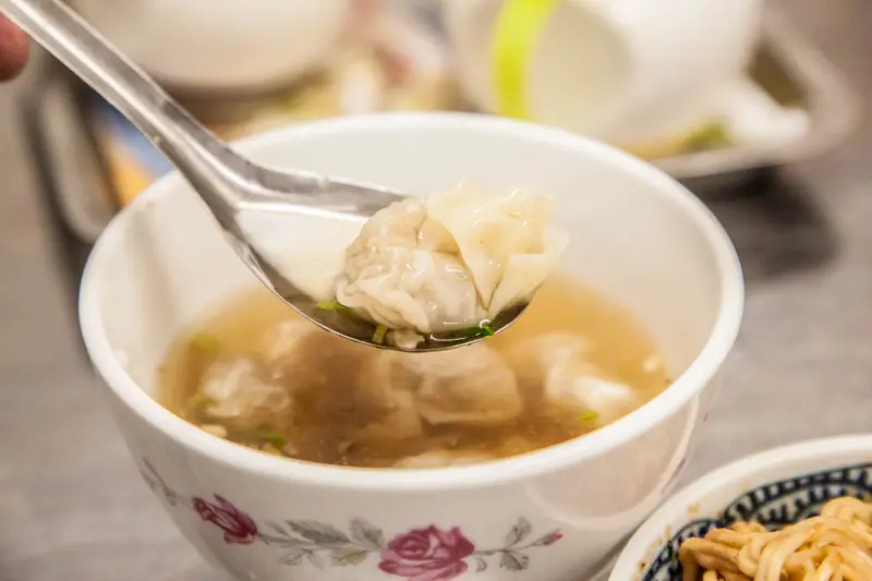 [宜蘭市]宜蘭市場老字號美食，銅板價餛飩湯麻醬麵，一碗三十元！一香飲食店（北館市場總店） - 大手牽小手。玩樂趣