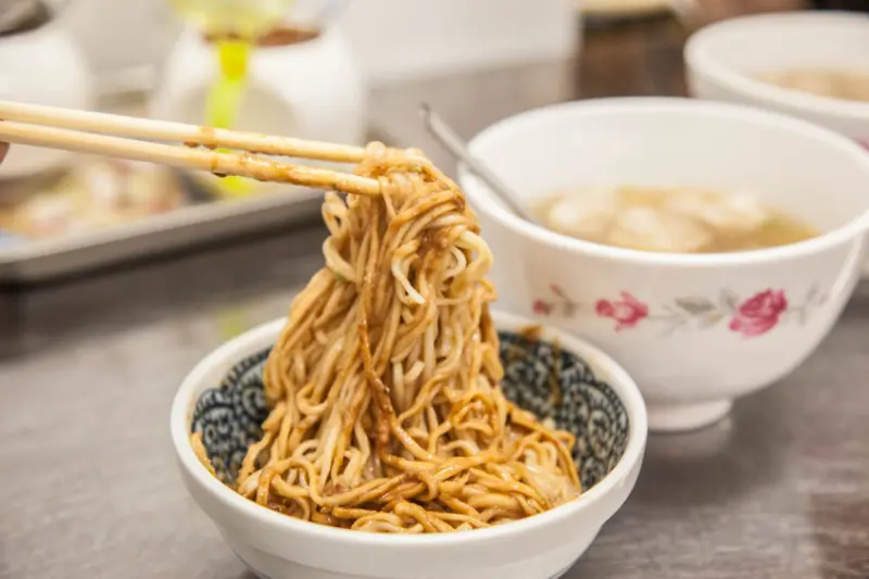 宜蘭縣宜蘭市一香飲食店(北館市場總店)｜通通銅板價！經營超過一甲子麻醬麵餛飩湯老店