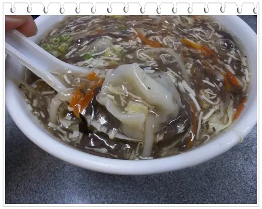 阿棟伯 酸辣湯餃應該是招牌:P