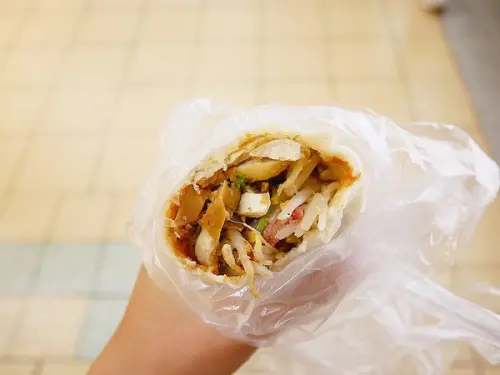 宜蘭鄭記潤餅 - 羅東夜市60年老字號，現做潤餅皮路過真的很難不被吸引，拿著邊走邊吃超方便