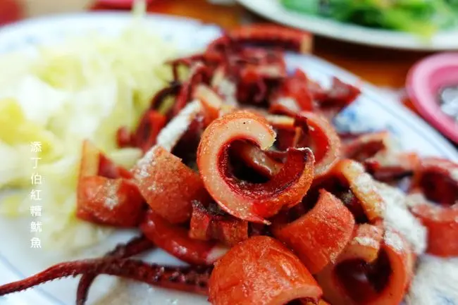 宜蘭羅東美食 ▶ 添丁伯紅糟魷魚 ▶ 特製醬料和獨家泡菜越吃越涮嘴 酥炸紅糟魷魚的美味 還有藥膳羊肉、蘭陽瓜仔雞 #近羅東夜市