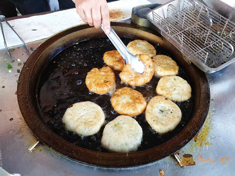 【宜蘭美食】天送埤車站必吃《何家三星蔥餡餅》包好包滿三星蔥多到不要不要