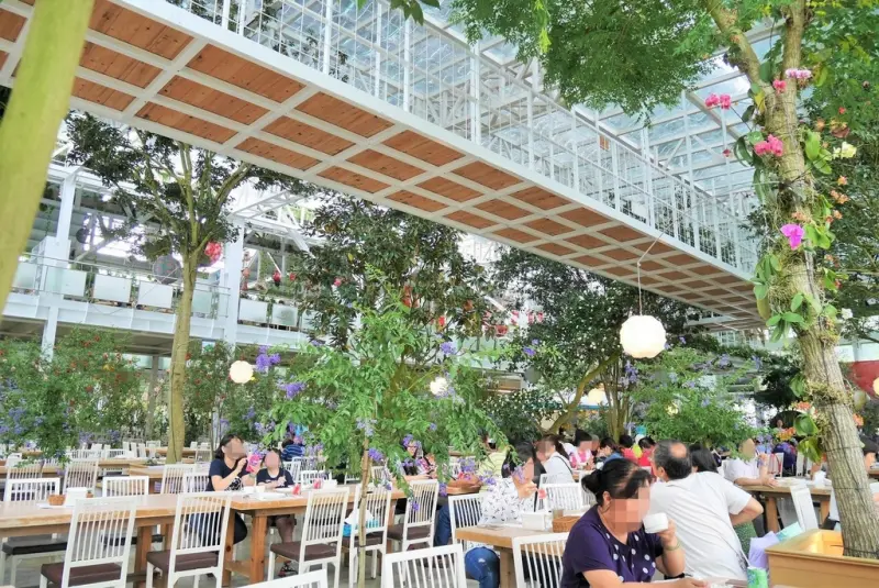 【宜蘭員山 | 餐廳】美麗溫室花園裡的自助美饌❀香草菲菲