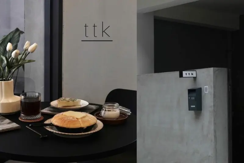 【台中美食】tkk｜藏身民宅巷弄間的低調咖啡廳，神還原《孤獨的美食家》舒芙蕾鬆餅 ! - 肉依小姐吃什麼
