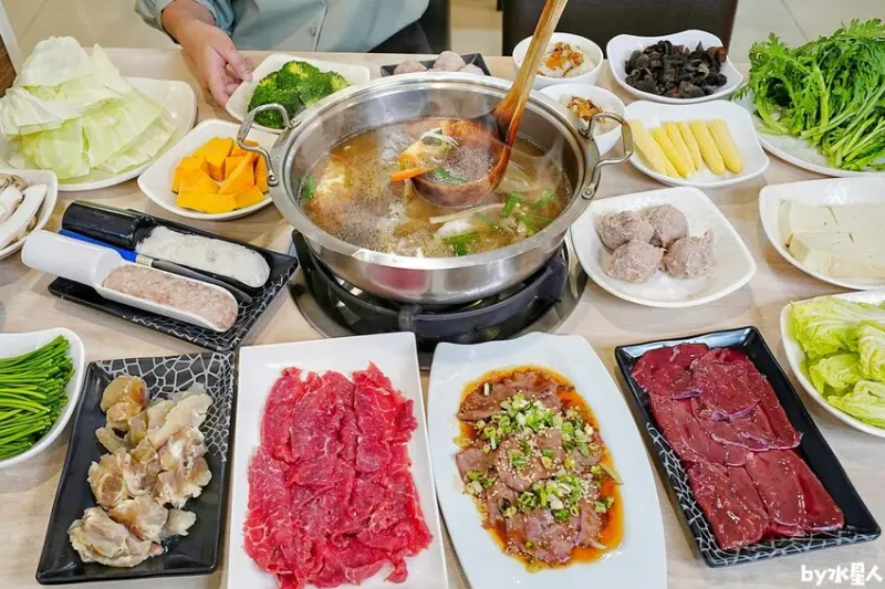 菜挫台南溫體牛涮涮鍋：每日直送新鮮溫體牛現點現切，黑豬油拌飯、飲料無限續