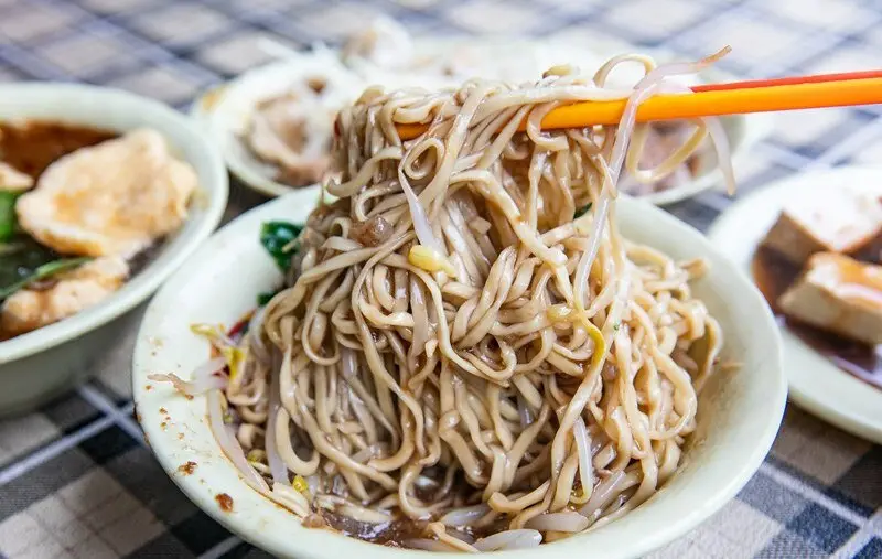 【板橋區美食里】【江子翠站麵店】阿婆古早味意麵.三十年菜市場麵攤.招牌乾意麵.魚酥羹.黑白切