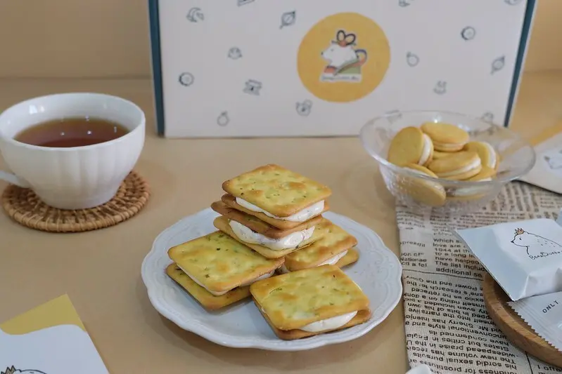 【網購宅配伴手禮】「Bear Queen 熊后」牛奶莓莓-香蔥蘇打牛軋餅，口感酥脆且不黏牙超唰嘴～文青禮盒當作中