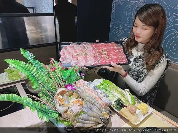 火鍋推薦【雲林-火鍋世家-斗六尊爵店】爆量海鮮搭配獨家特色鍋底。榮登雲林必吃奢華海陸火鍋，母親節限定套餐優惠中。