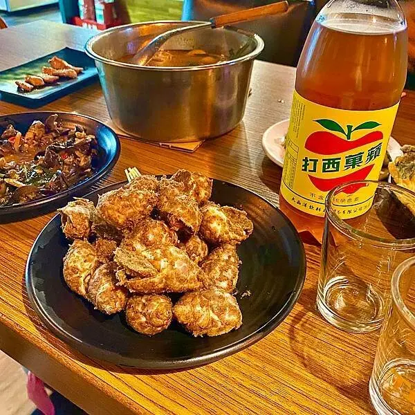 中原夜市商圈‧朋友放鬆好去處‧多種平價料理任你選│串巷子‧複合式飛鏢餐酒館#中原夜市