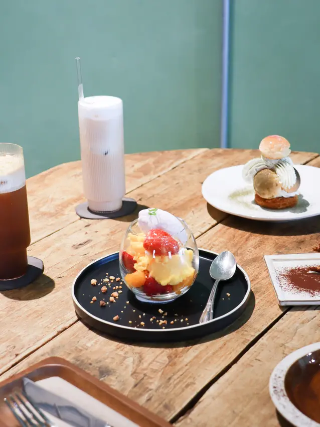 寧靜的小巷子，黝黑獨棟的房子，在二樓陽台愜意的享受下午茶的時光。