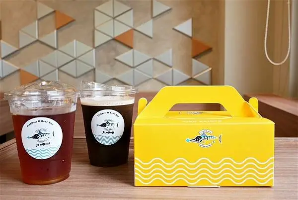 淡水美食小吃-丸啤吧 Fish Ball Beer Bar登峰魚酥淡水老街概念店，淡水伴手禮推薦，近淡水捷運站!