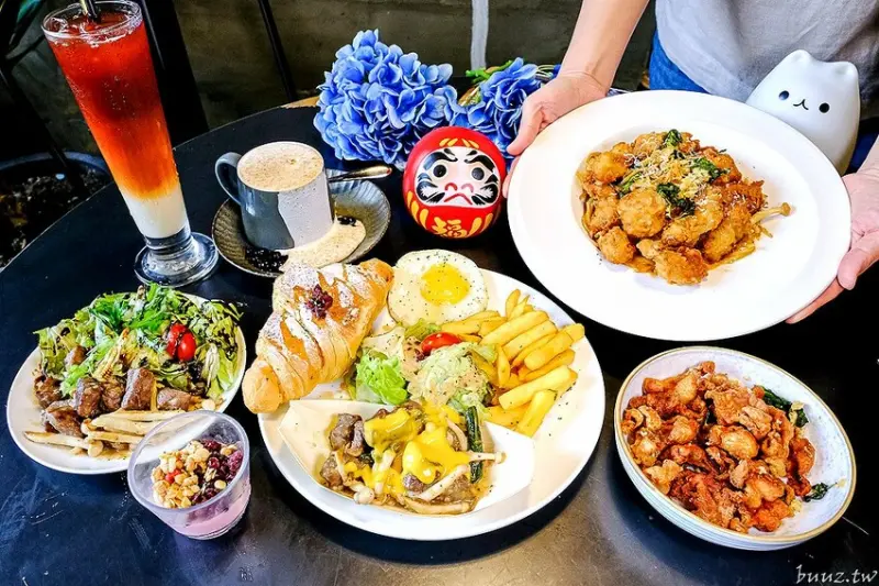 岩漿起司牛肉淋香濃起司，春三朝午早午餐，鹽酥雞雙倍肉量大滿足，人氣瀑布鮮奶茶都滿了出來！