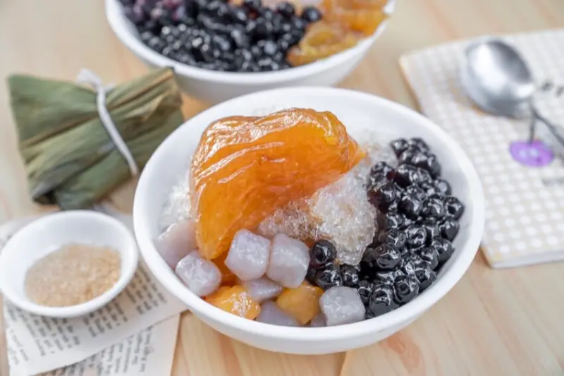 小厭世冰菓室｜我找了好久～不用跑南部也能吃到鹼粽冰了！ 每碗冰都會放一顆鹼粽