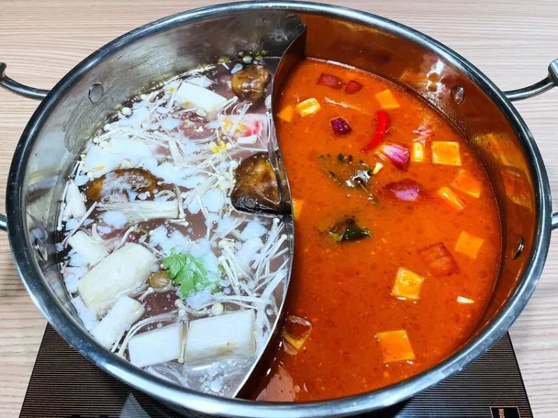 【追樂祕式泰鍋物 板橋重慶店】火鍋第一品牌-最狂排隊名店，湯頭『泰』正點了！最強「祕式泰式冬陰功」＋酸爽甘甜「椰子雞」水嫩椰肉讓人驚喜！