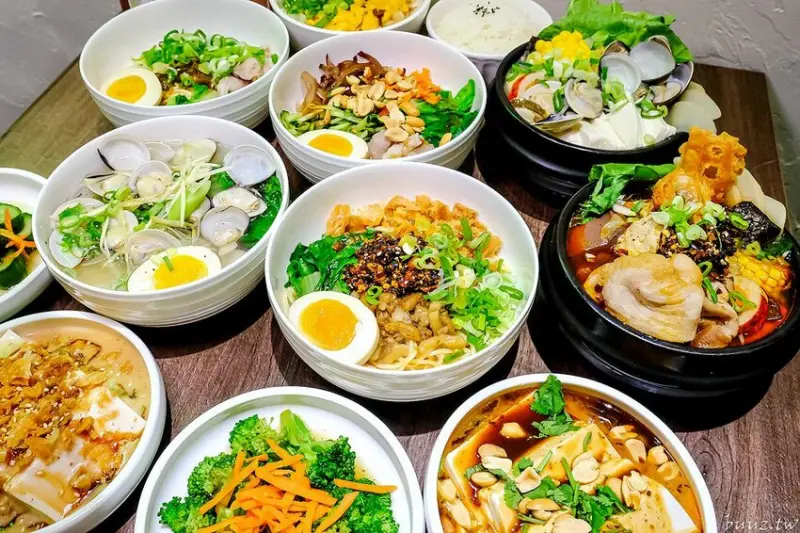 辣拌麵配魯肉香辣揉合，市場旁文青麵食麵由辛生，油潑辣子拌麵，酸辣甜層次豐厚！