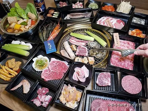 板橋燒烤火鍋吃到飽推薦/捷運府中站美食【赤富士日式無煙燒肉鍋物板橋店】壽星用餐85折/啤酒無限暢飲。598起~超過百種燒肉/火鍋/自助吧/紅燒牛腩飯/和風咖哩雞飯/酷聖石冰淇淋/DIY霜淇淋吃到飽(完