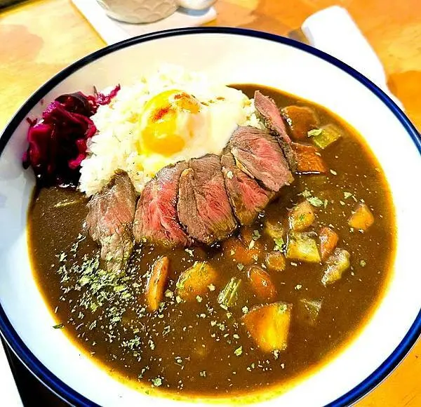 台北市大安區[台北早午餐]大安區信義安和站「休習日 Z Day Cafe」隱藏在咖啡店的美好咖哩飯/沙拉飯也超特別又健康/環境