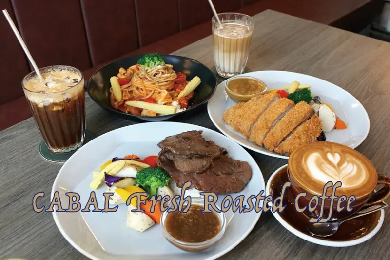 吃。屏東縣美食|屏東市。「CABAL Fresh Roasted Coffee」 網路Google 232則評論獲得4.6好評，置身在英倫風