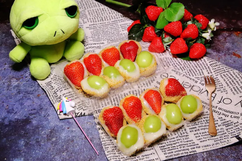 南機場排隊「草莓麻糬」揪厚呷，爆汁超大顆草莓＋綿密紅豆餡，為了品嚐一口排再久也甘願！