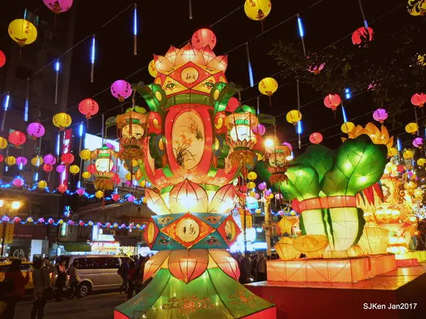 2017台北松山慈祐宮前燈展 --- 吉利金雞慶昇平，祥瑞蓮花佑眾生。