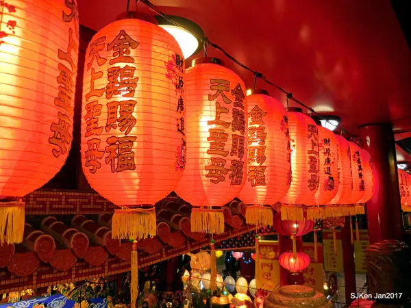 2017台北燈節「松山慈祐宮」--- 宮內精緻雕樑畫棟與傳統Vs 創意燈展之美!