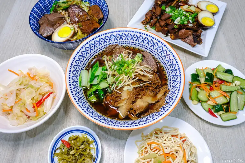 牛肉飯大塊厚實牛肉，鄰近老市場牛谷飲食店牛肉麵，清燉湯頭滋味清甜，牛肉軟嫩入味！