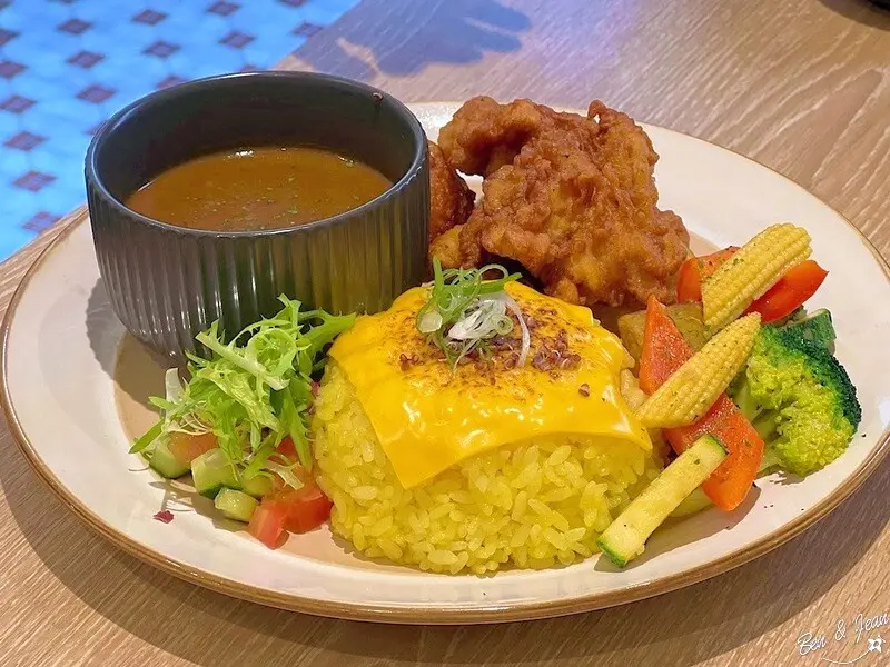 貳拾參巷咖哩食堂》隱身巷弄的復古老屋咖哩店，咖哩溫潤香醇，熟成/舒肥主食，搭配薑黃飯、奶油印度餅都好