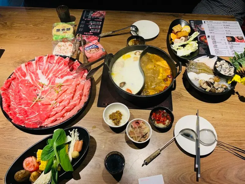 【古亭捷運站美食】火鍋第一品牌，肉多多火鍋-古亭旗艦店，#樂多多集團，強推爆炒龍王麻辣湯，麻辣鍋控必吃