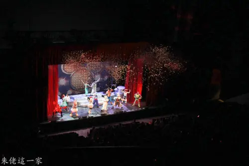 【台北市景點】迪士尼音樂劇-米奇音樂嘉年華。跟著米奇來跳舞吧！！國際會議中心。