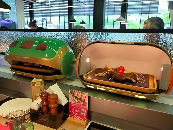 埔里~朗寧牛排~吸睛的軌道機器人送餐~極緻的美食饗宴~Feeling18~18度C巧克力工房~