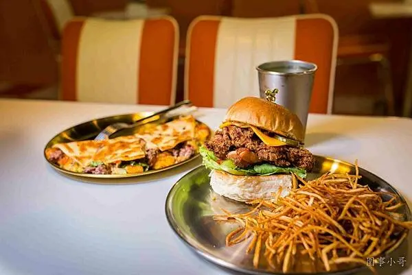 中壢龍岡美食推薦-為食不晚美食餐廳，現點現做的美式漢堡與墨西哥酥餅一定要現場吃看看！超美味的啦～