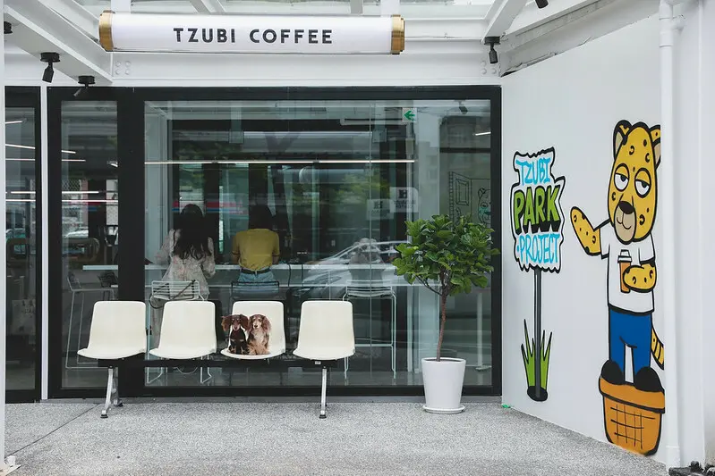 【內湖區/新湖路】COTD之好吃好拍的冠軍咖啡搭上白色的貨櫃-TZUBI PARK PROJECT 趣末商行公園計畫 (TZUBI COFFEE 內湖2店）