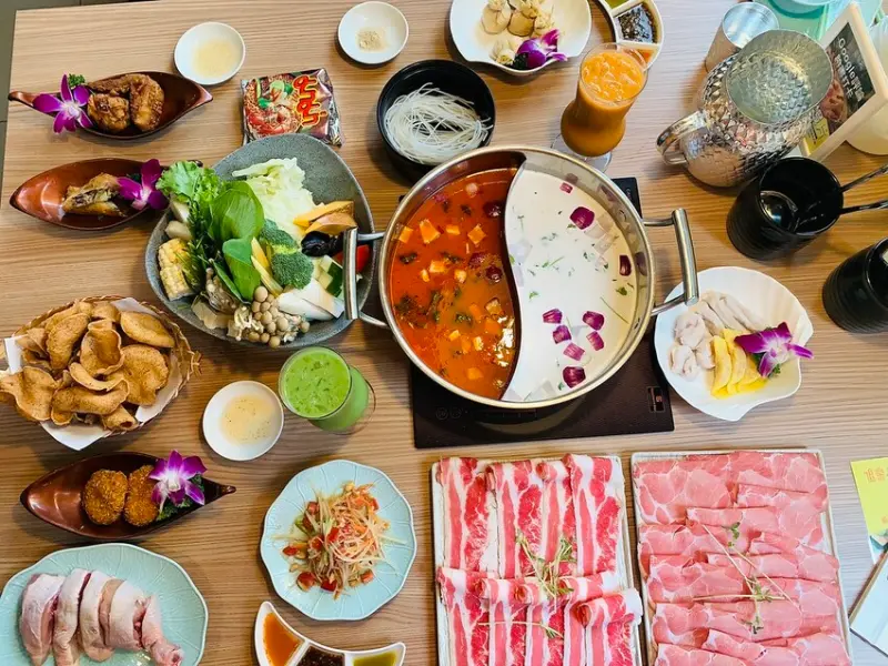 【板橋火鍋】追樂祕式泰鍋物，火鍋第一品牌樂多多集團推出泰式火鍋，全新店裝，一秒到泰國，網友最推冬陰功