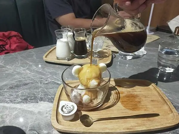 新北三峽茶自點複合式餐廳~北大旗鑑店~工讀生機器貓好可愛~是聚餐優質的好地方~