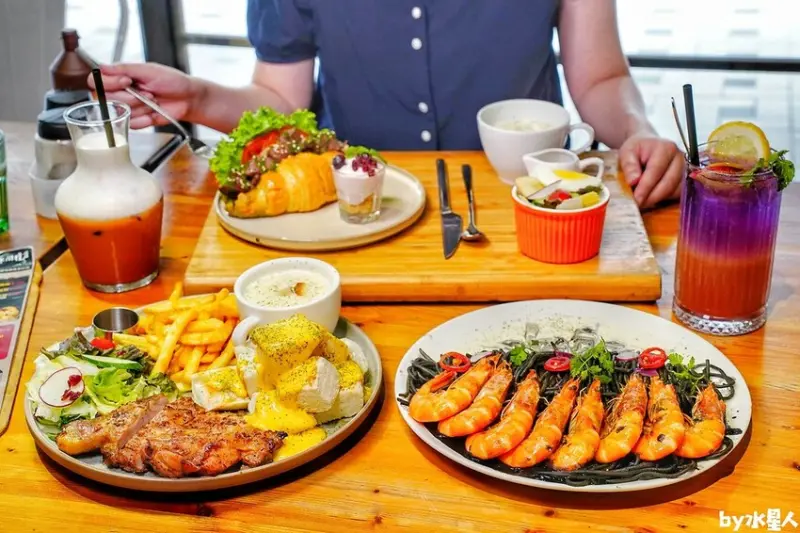 晚上也能吃到的早午餐！還沒開店就排隊，浮誇大份量撐爆肚皮，吃一頓飽兩餐