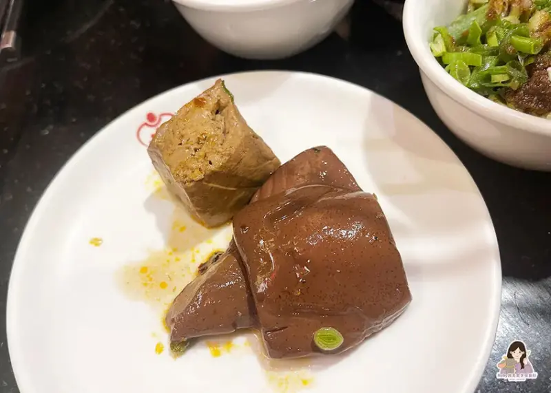 【台北美食】老四川巴蜀麻辣燙-台北長安店，麻辣鴨血豆腐吃到飽