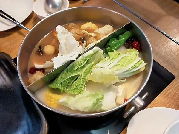 台北大安區~火鍋第一品牌~肉多多火鍋~自助吧枱30種以上新鮮蔬菜餃丸類~白飯~麵條~冰品~飲料~無限自助吃到飽~