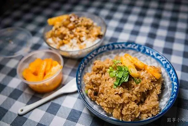 中壢華勛外帶美食-簡單就好，提供的餐點品項不算多，但是愛吃滷肉飯跟油飯的同學絕對不要錯過！大推她們的黃金辣蘿蔔～