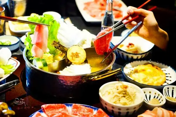 王品「尬鍋」經典台式雞湯鍋 海陸雙響滿足肉控！自助蔬菜吧、霜淇淋吃飽沒問題！台北桃園美食推薦