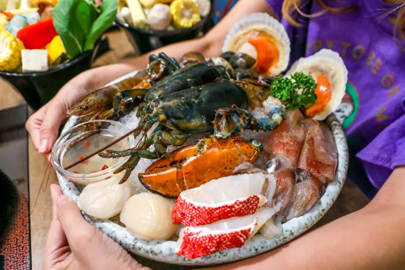 新開幕！蘆洲超大間海鮮火鍋，座位寬敞還有包廂，飲料冰淇淋無限吃，竟然不收服務費