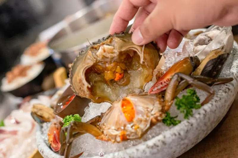 沒想到這樣價位就能吃得到Prime牛肉跟活紅蟳，免服務費外竟然還有明治冰淇淋隨你吃｜布雷克出走旅行視界