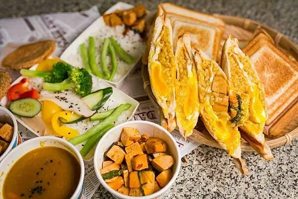 中壢健行美食點心-蔬食咖哩～推出全新餐點～除了蔬食咖哩飯竟然還有咖哩熱壓吐司！加上半熟蛋真的好吃到不要不要的～也能做成甜點唷（邀約）