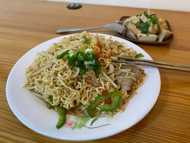 新竹美食。吃｜榮師傅麵食館｜純樸眷村小吃的好味道。隱身眷村巷弄內的小餐館。吃完像吃阿嬤煮的菜